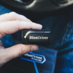 Diagnostyka OBD klimatyzacji samochodowej ręcznym testerem w kabinie