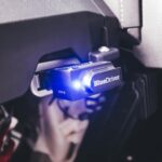 Interfejs BlueDriver OBD podłączony do gniazda diagnostycznego auta