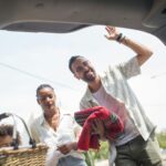 Rodzina pakuje bagaże do Renault Scenic przed rodzinną wycieczką