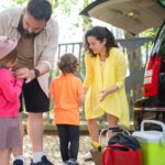 Rodzina pakuje Renault Scenic przed rodzinnym wyjazdem