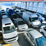 Samochody na pokładzie promu podczas przeprawy przez morze