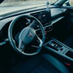 Wnętrze nowoczesnego auta z widokiem na deskę rozdzielczą i kierownicę