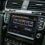 Zbliżenie na ekran dotykowy auta z wyborem trybów jazdy