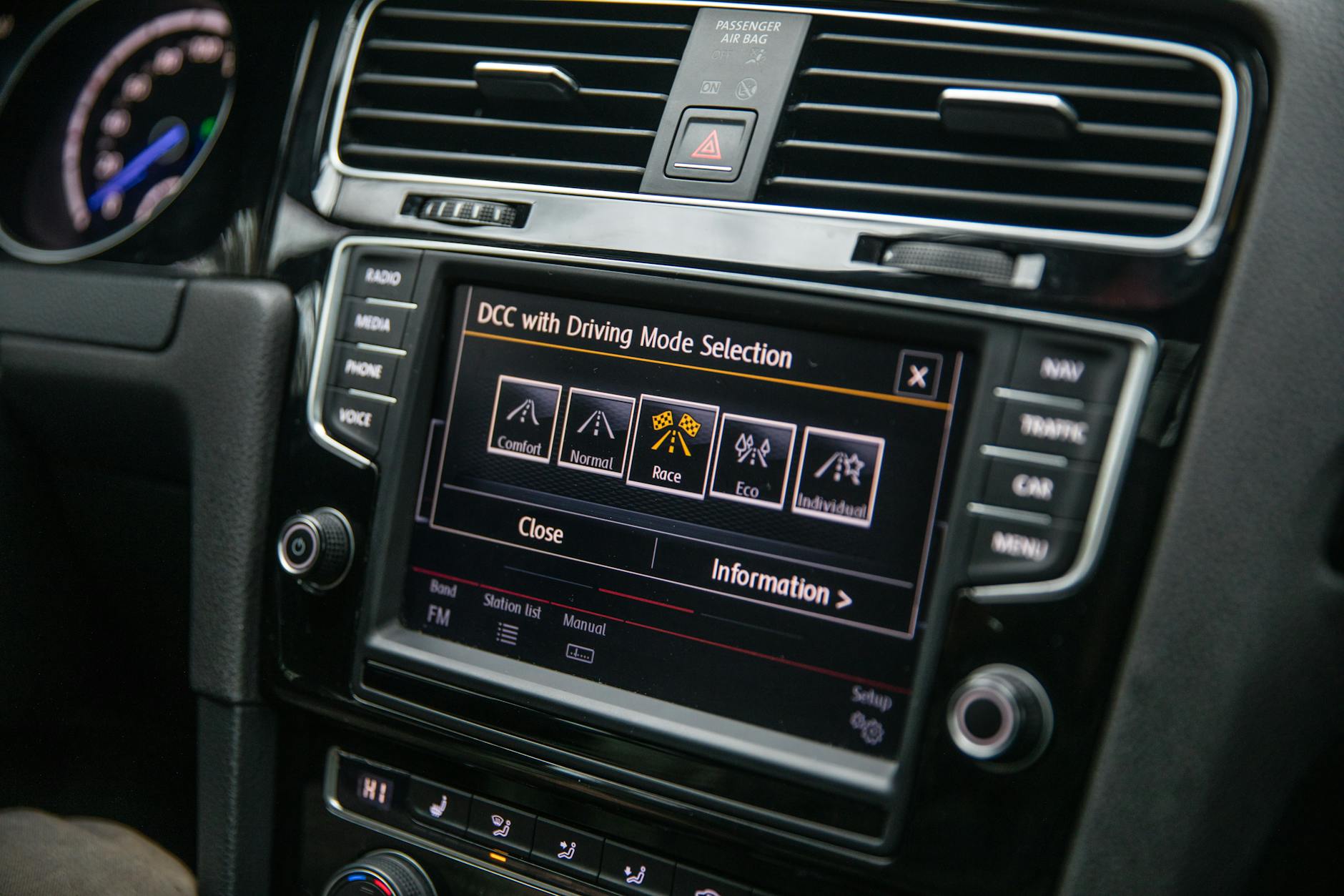 Zbliżenie na ekran dotykowy auta z wyborem trybów jazdy