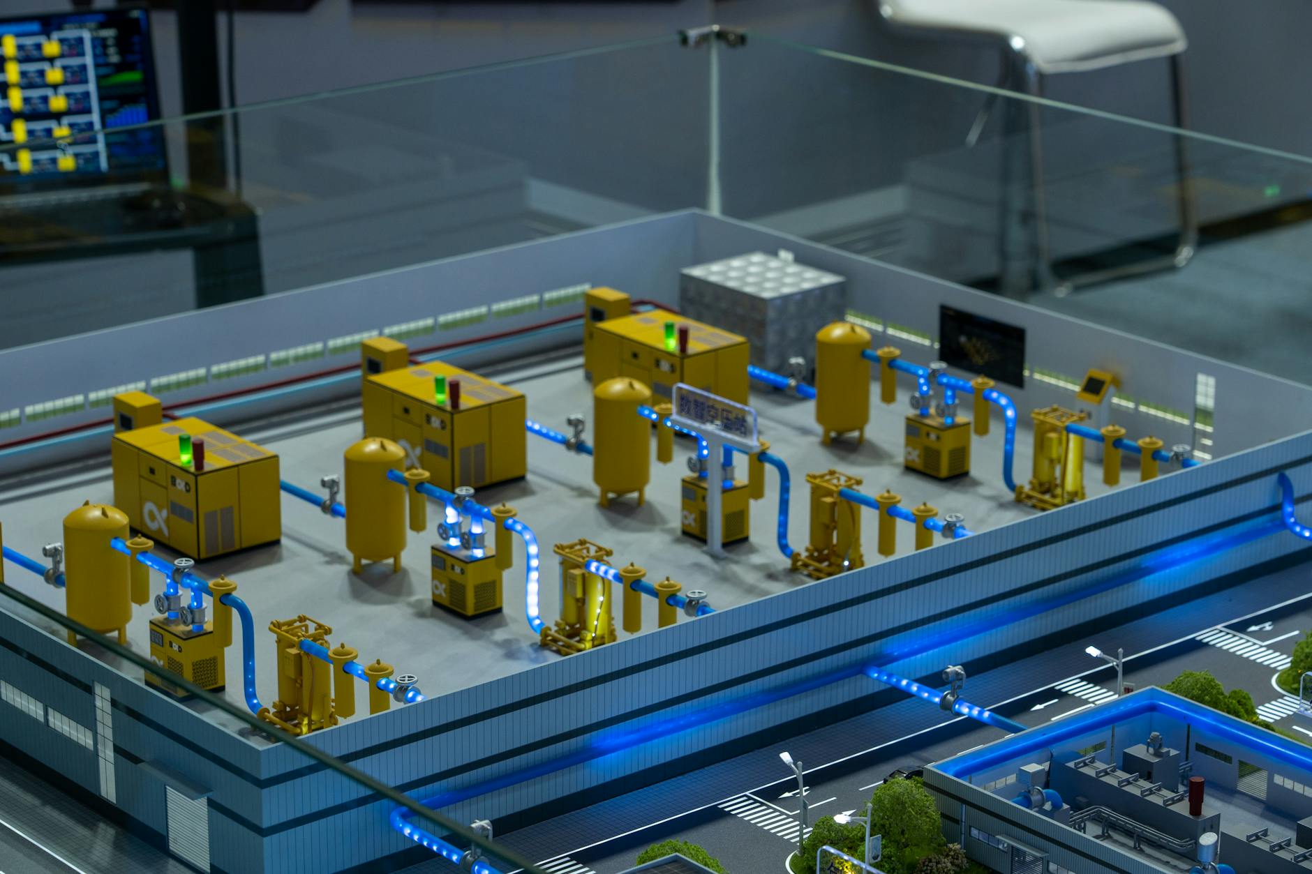 Makieta hali przemysłowej z modelami maszyn i systemów automatyki