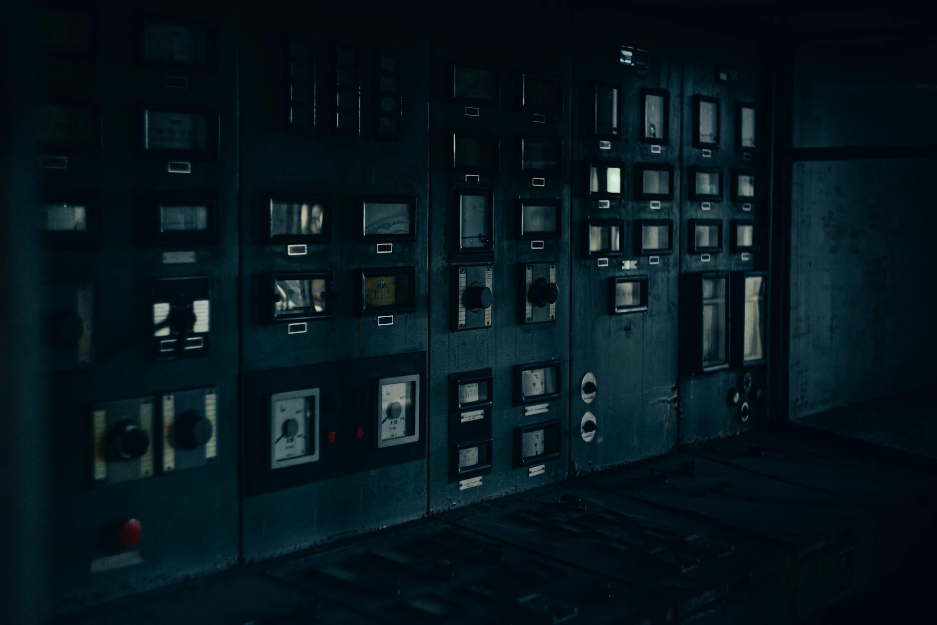 Stary przemysłowy panel sterowania z licznikami w pomieszczeniu technicznym