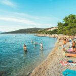 Rodziny na plaży w Skradin w Chorwacji w słoneczny letni dzień