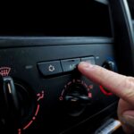 Czy wyłączać klimatyzację przed zgaszeniem silnika? Rzetelne wyjaśnienie bez motoryzacyjnych mitów