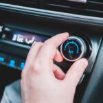 Czy wyłączać klimatyzację przed zgaszeniem silnika? Rzetelne wyjaśnienie bez motoryzacyjnych mitów