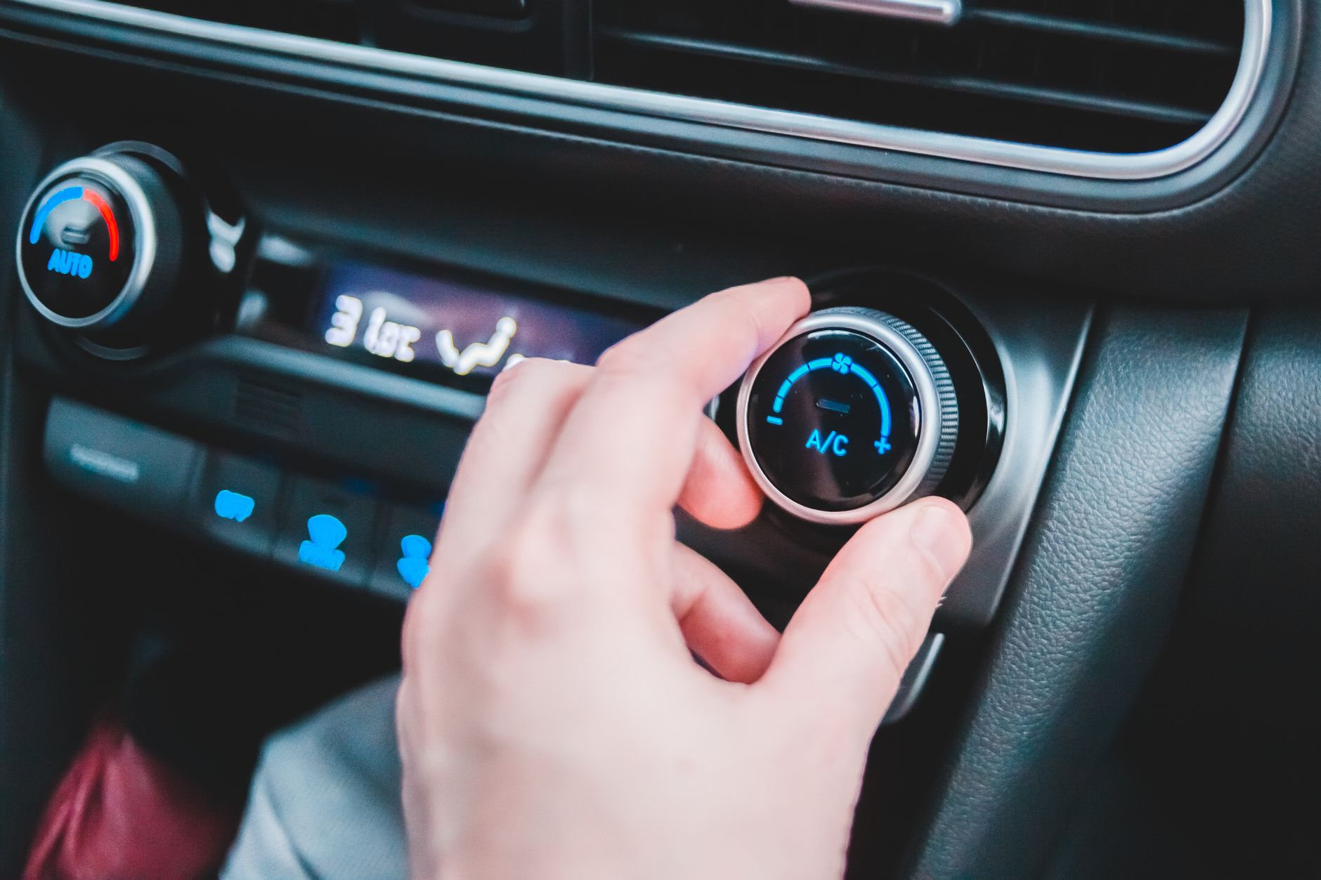 Czy wyłączać klimatyzację przed zgaszeniem silnika? Rzetelne wyjaśnienie bez motoryzacyjnych mitów