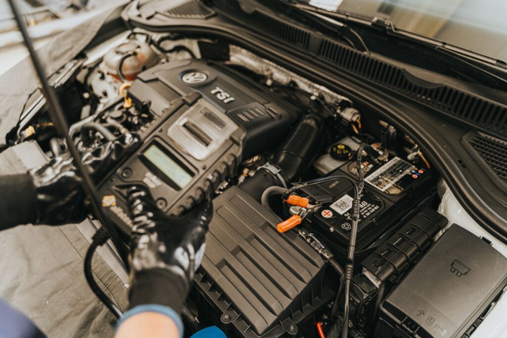 Mechanik diagnozuje silnik Volkswagena specjalistycznym sprzętem