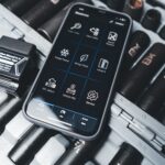 Smartfon z aplikacją diagnostyczną OBD2 i skanerem w garażu